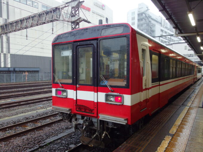 7月中旬雨の水戸駅に停車中の鹿島臨海鉄道大洗鹿島線6000形