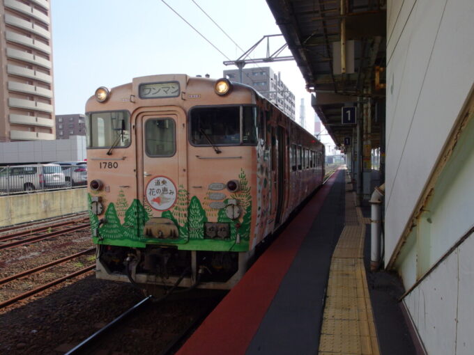 7月中旬晴天の苫小牧駅に停車中のキハ40道央花の恵み特別塗装列車