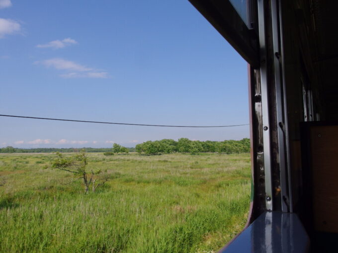 7月中旬晴天の日高本線キハ40北海道の恵み道央花の恵み非冷房らしく窓を開け放ち疾走する勇払原野