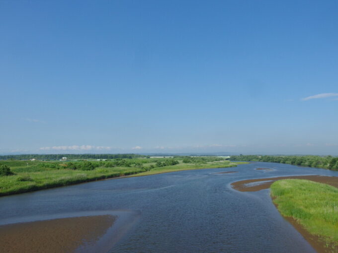 7月中旬晴天の日高本線キハ40北海道の恵み道央花の恵み厚真川鉄橋を渡りまもなく浜厚真駅へ