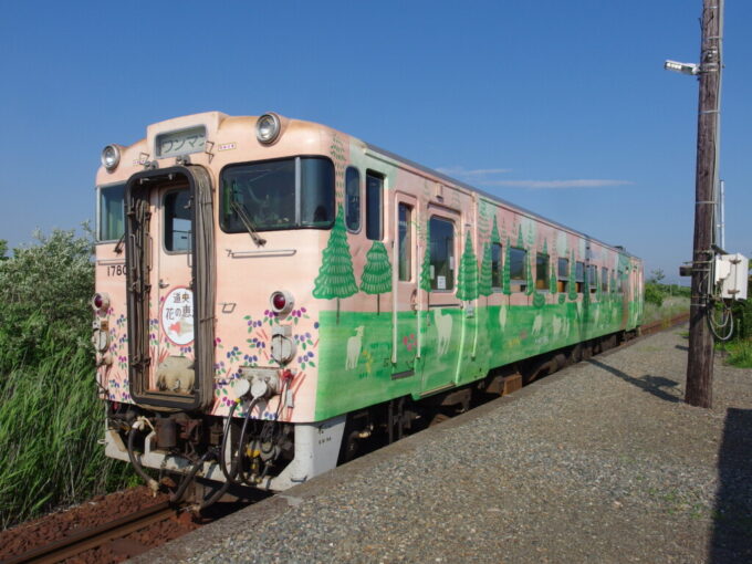 7月中旬晴天の日高本線浜厚真駅を出発するキハ40北海道の恵み道央花の恵み