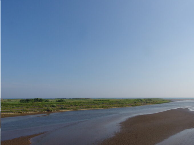 7月中旬晴天の厚真川河口から望む太平洋