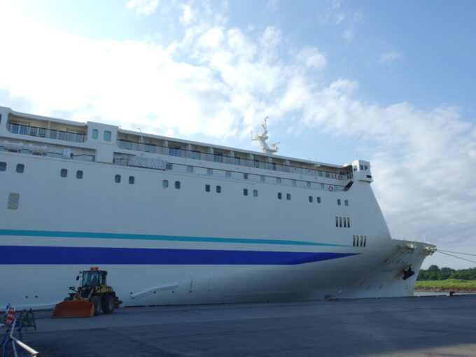 7月中旬晴天の苫小牧東港周文埠頭フェリーターミナル新日本海フェリーらいらっくが接岸し岸壁に見に行く