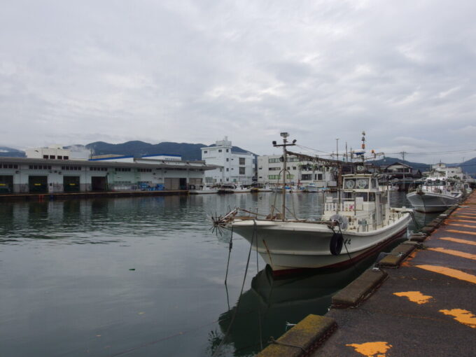 7月中旬初めての敦賀いくつもの漁船が係留される漁港