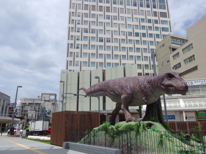 7月中旬初めての福井駅前に立つ存在感ある恐竜モニュメント