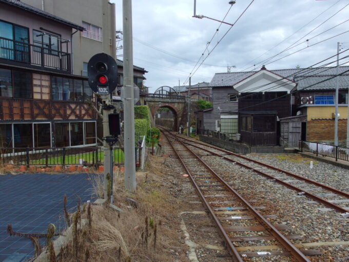 7月中旬初めてのえちぜん鉄道国鉄によって敷設された旧三国線を跨ぐ眼鏡橋ねじりまんぽ