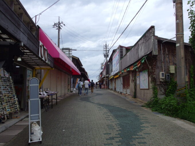 7月中旬東尋坊へと続く昔ながらの商店街