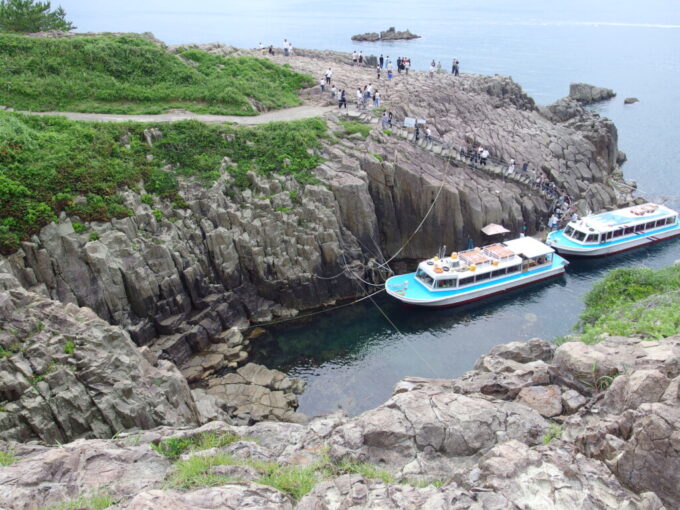 7月中旬東尋坊荒々しい岩場を慎重に降りてゆく