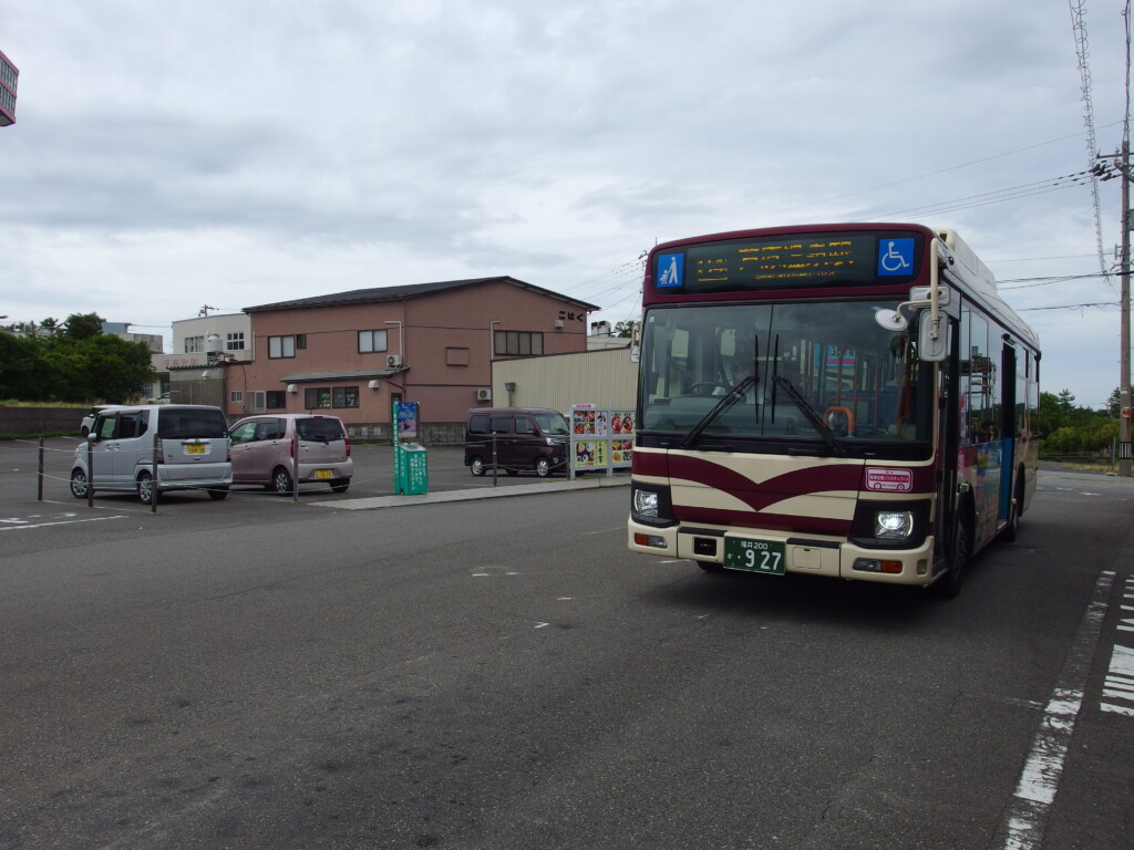 7月中旬曇天の東尋坊バス停から京福バス芦原温泉駅行きバスに乗車