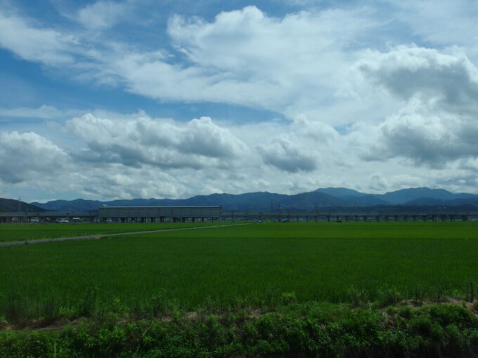 7月中旬の福井京福バス芦原丸岡永平寺線車窓から眺める雄大な田園に聳える北陸新幹線あわら除雪基地