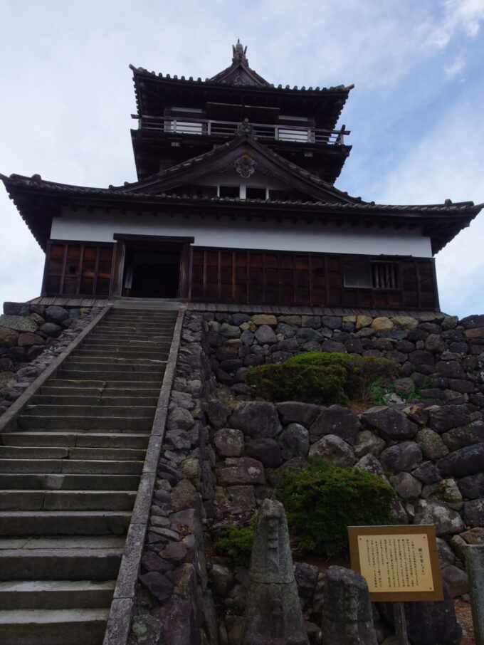 7月中旬の福井北陸唯一の現存十二天守丸岡城の威厳ある姿