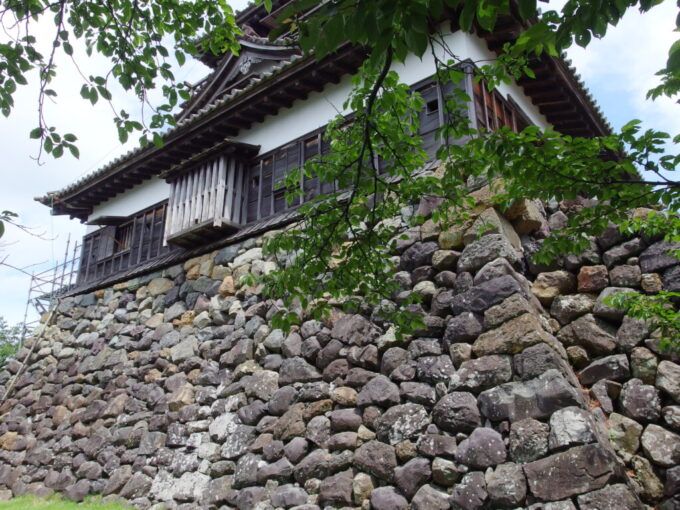 7月中旬の福井北陸唯一の現存十二天守丸岡城荒々しさが印象を深くする丸岡城の野面積みの石垣