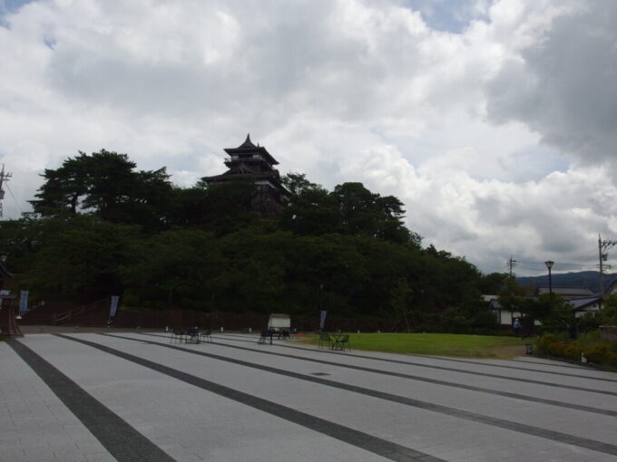 7月中旬の福井京福バスから眺める北陸唯一の現存十二天守丸岡城天守