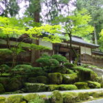 7月中旬の福井永平寺苔むした石積みの上に佇む通用門から中へ