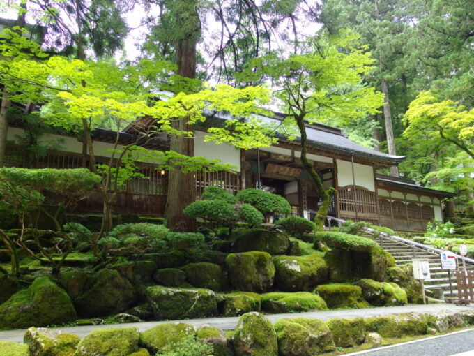 7月中旬の福井永平寺苔むした石積みの上に佇む通用門から中へ