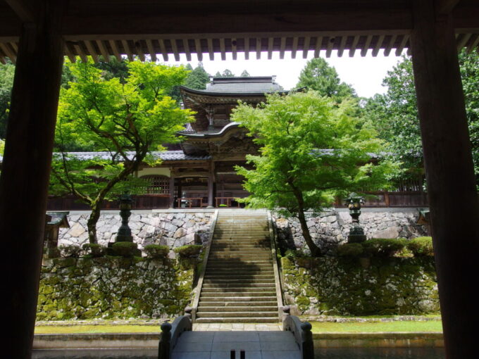 7月中旬の福井永平寺お釈迦様の坐禅の姿になぞらえた七堂伽藍腰骨にあたる山門