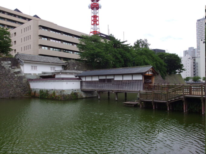 7月中旬の福井屋根のかけられた珍しい構造の福井城址御廊下橋