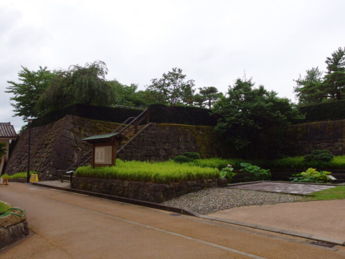 7月中旬の福井天守閣跡に残る石垣