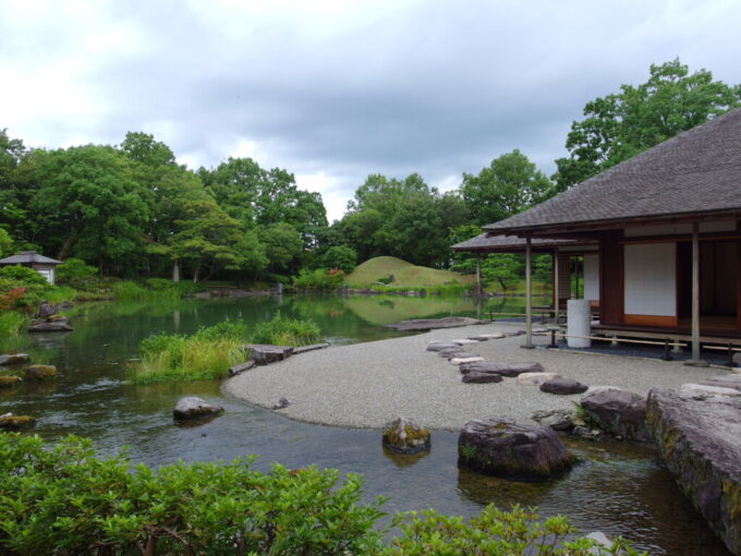 7月中旬の福井養浩館庭園さらさらと流れる小川と美しい州浜