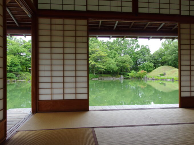 7月中旬の福井養浩館庭園それぞれ異なる景色を眺めることのできる座敷