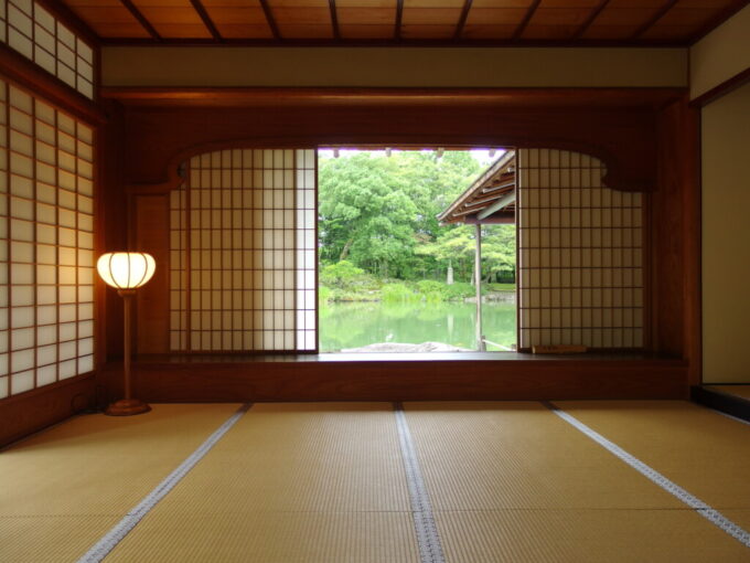 7月中旬の福井養浩館庭園御月見ノ間から望む緑に染まる庭園