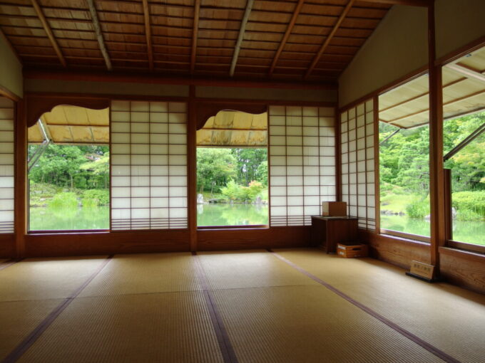 7月中旬の福井養浩館庭園屋形船に乗っているかのような情緒を味わえる櫛形ノ御間