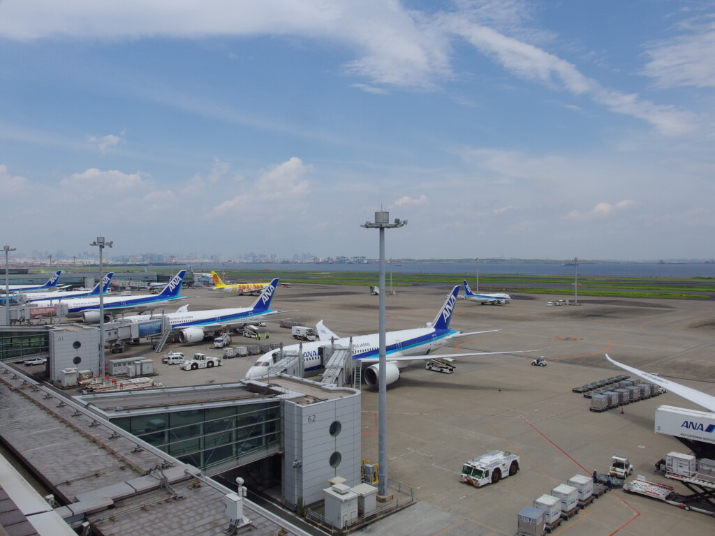 7月最終日晴天の羽田空港第2ターミナル展望デッキ