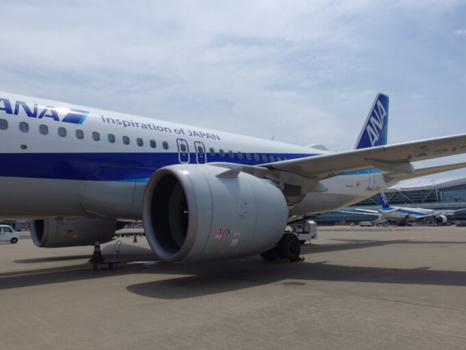 7月最終日羽田空港第2ターミナルランプバスで乗り付けANA大館能代空港行きA320型機にタラップで搭乗