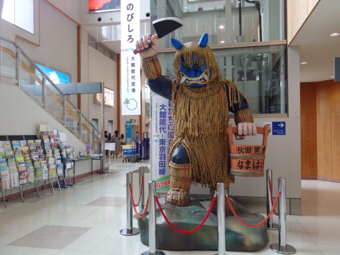 7月最終日大館能代空港で旅人を出迎えるなまはげ