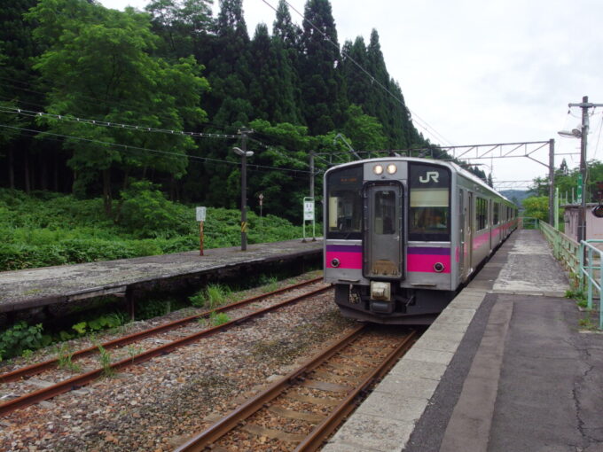 8月上旬奥羽本線陣場駅に入線する701系普通列車弘前行き