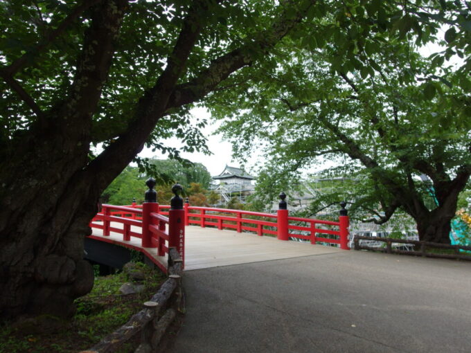 8月上旬夏の弘前赤い欄干がうつくしい下乗橋と天守