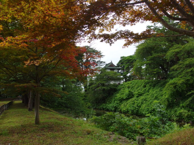 8月上旬夏の弘前城深い緑に覆われた中濠沿いに建つ未申櫓