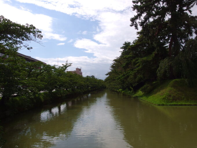 8月上旬夏の弘前城豊かな緑に染まるお堀端