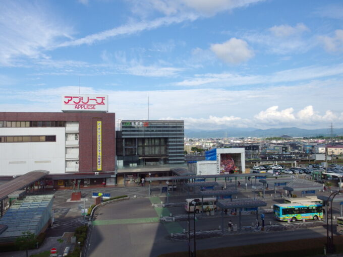 8月上旬夏の弘前ホテルルートイン弘前駅前客室から望む弘前駅と駅前ねぷた