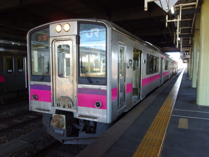 8月上旬夏の弘前駅に入線する奥羽本線701系大館行き普通列車