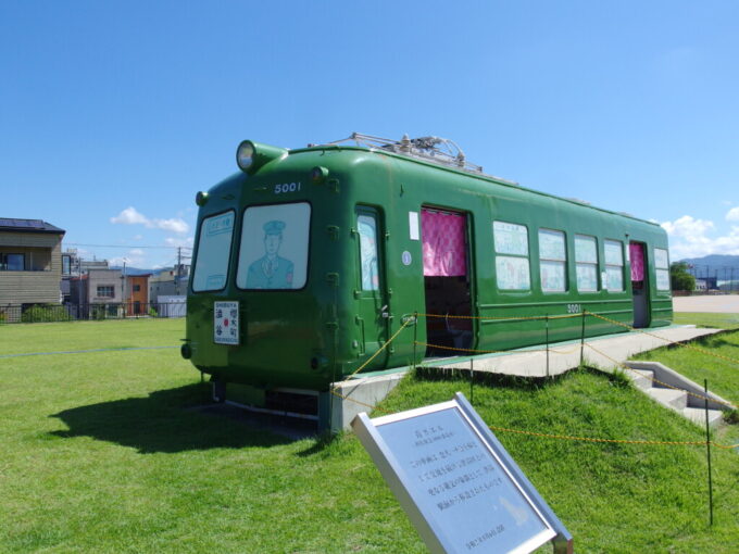 8月上旬夏の大館駅前秋田犬の里渋谷から引っ越しした東急5000系電車青ガエル