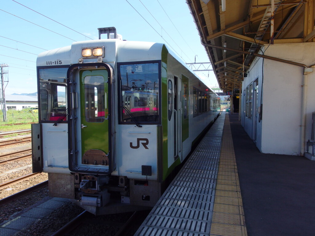 8月上旬夏の大館駅に停車中の花輪線キハ110盛岡行き普通列車