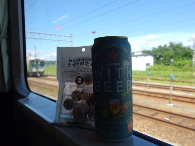 8月上旬夏の大館駅停車中のキハ110大きな車窓に広がる夏景色をつまみに冷たいビールを