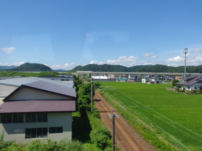 8月上旬夏の花輪線キハ110盛岡行き普通列車は大館駅を定刻に出発し奥羽本線を越えて奥羽山脈越えへ