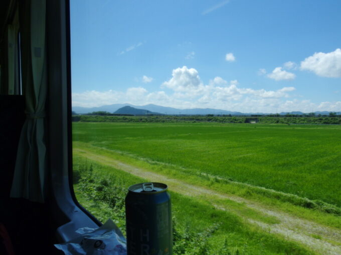 8月上旬夏の花輪線キハ110盛岡行き普通列車車窓に広がる米どころ秋田の豊かな田園