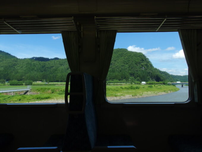 8月上旬夏の花輪線キハ110盛岡行き日本の背骨奥羽山脈まで花輪線と寄り添うように流れる米代川を渡る