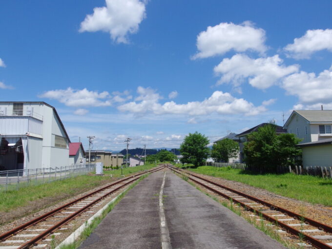 8月上旬夏の花輪線キハ110盛岡行き十和田南駅のホームから先を目指そうとのびる線路と車止め