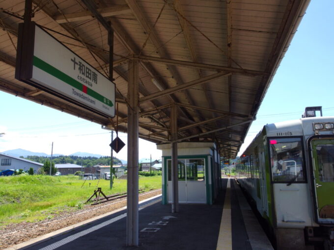 8月上旬夏の花輪線キハ110盛岡行きはスイッチバックを行う十和田南駅に到着