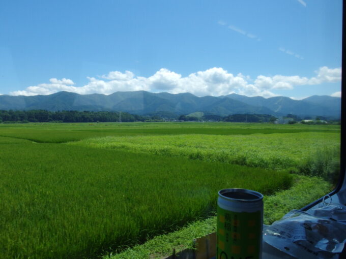 8月上旬夏の花輪線キハ110盛岡行き車窓一杯に広がる胸を灼くほどの夏の田園