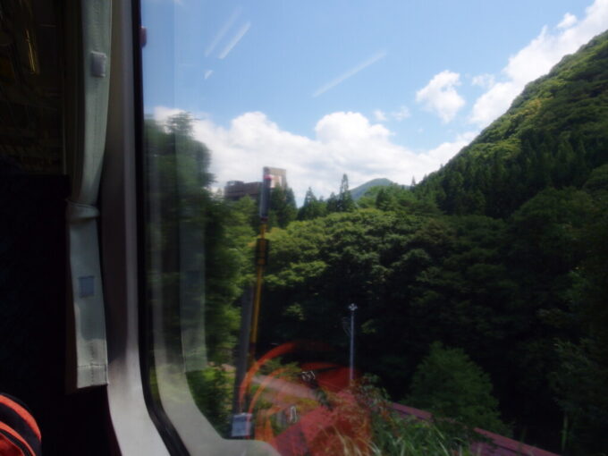 8月上旬夏の花輪線キハ110盛岡行きついに鉄路は険しくなり県境の湯瀬温泉駅へ