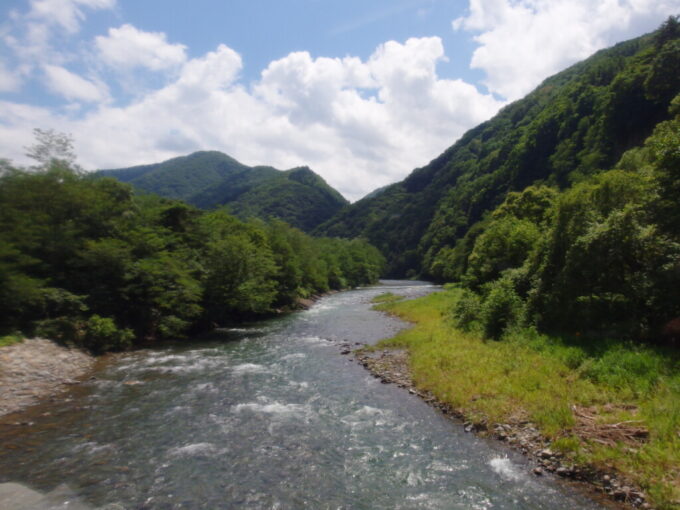 8月上旬夏の花輪線キハ110盛岡行き列車は県境を越え岩手県に入ってもまだ分水嶺を越えない