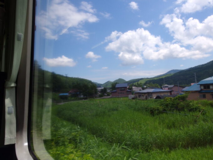 8月上旬夏の花輪線キハ110盛岡行き列車は勾配を登ってゆきもうすぐ奥羽山脈越え