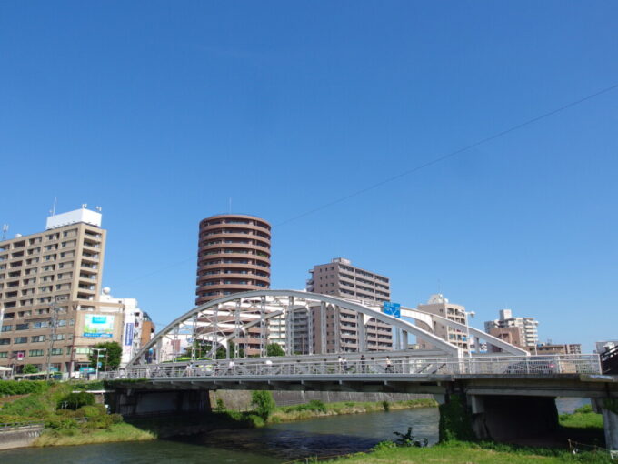 8月上旬夏の盛岡鮮烈な青さの夏空に映える白い開運橋