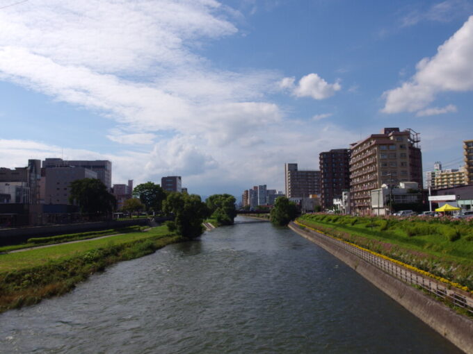 8月上旬夏の盛岡開運橋から望む北上川今日は岩手山はお休み