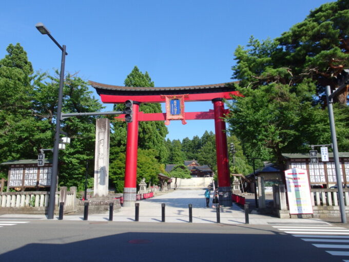 8月上旬夏の盛岡真っ青な夏空に映える盛岡八幡宮の大きな赤鳥居